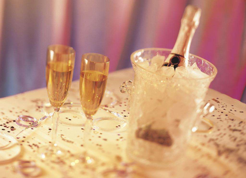 喝香槟酒应该怎么选择酒杯?