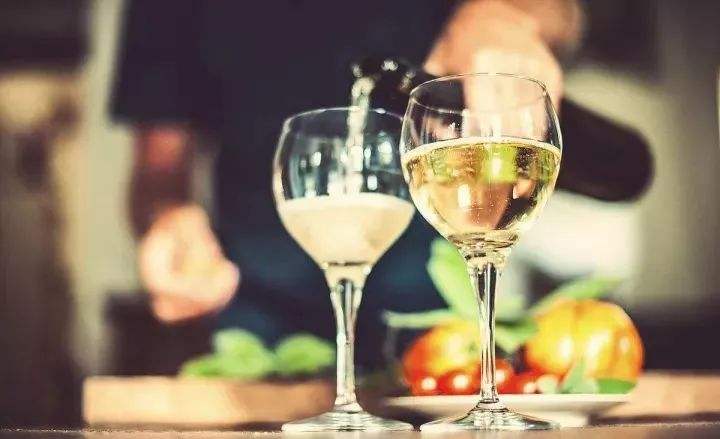 做荆门红酒代理商有钱赚吗?