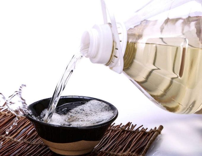 发黄的中低档白酒都是陈年老酒吗?