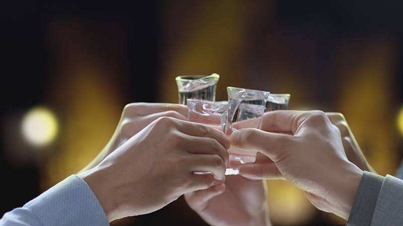 有的人喝了中低档白酒以后头痛口干有的却不会？
