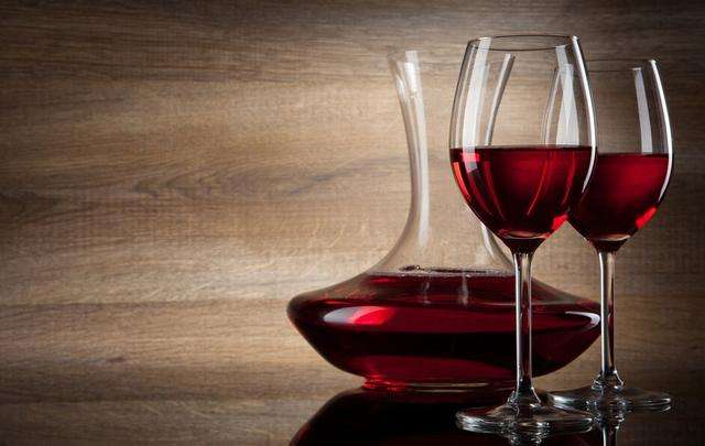 哪些葡萄酒在饮用时需要醒酒？