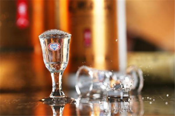 浓香型中低档白酒放20年还有香型吗?