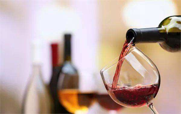 喝葡萄酒前为什么要摇杯？