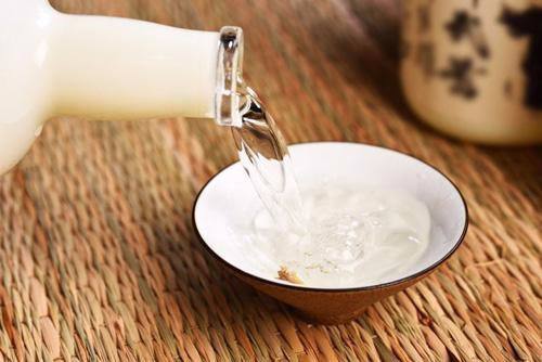 高端定制酱香酒为什么不能用玻璃瓶装呢？