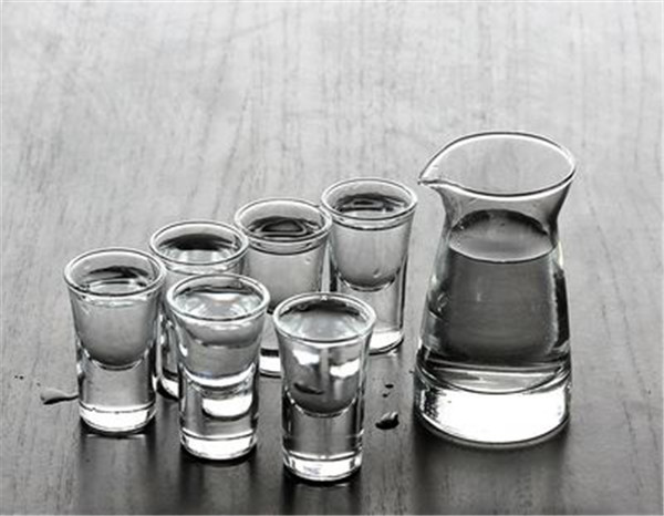 高度酒和低度酒最低多少度?