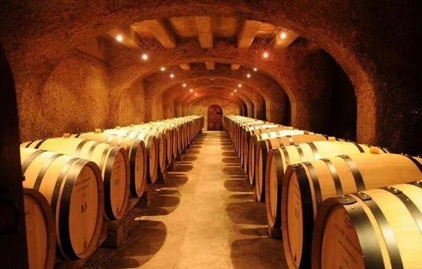 勃垦第最著名的白葡萄酒庄是哪一个？