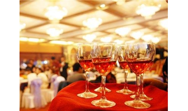 私人定制酒让您的婚礼时尚又浪漫！